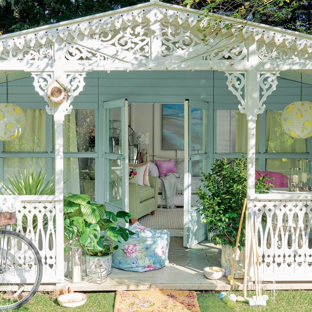 ローラアシュレイのインスタグラム：「Discover all of your outdoor essentials, from family games kits to the perfect planters in the Laura Ashley Garden range 🏡」