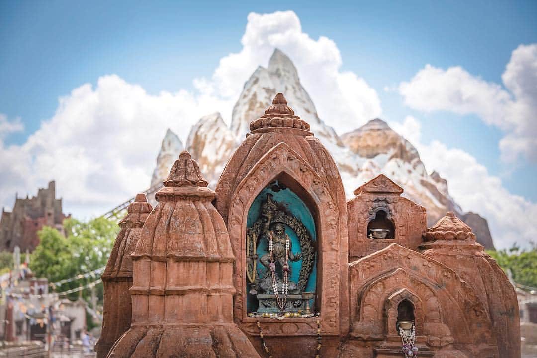 Walt Disney Worldのインスタグラム：「A kingdom of balance, harmony and survival. ⛰️ #AnimalKingdom #ExpeditionEverest (📷: @brit_at_wdw)」