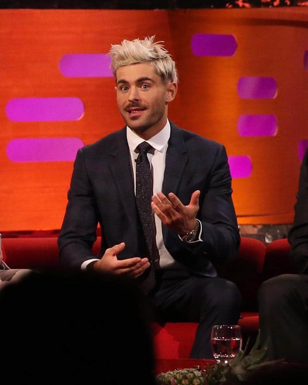 Just Jaredさんのインスタグラム写真 - (Just JaredInstagram)「@zacefron makes an appearance on the @thegrahamnortonshow to promote #ExtremelyWickedShockinglyEvilandVile! See more on JustJared.com #ZacEfron Photos: Instarimages」4月27日 4時53分 - justjared