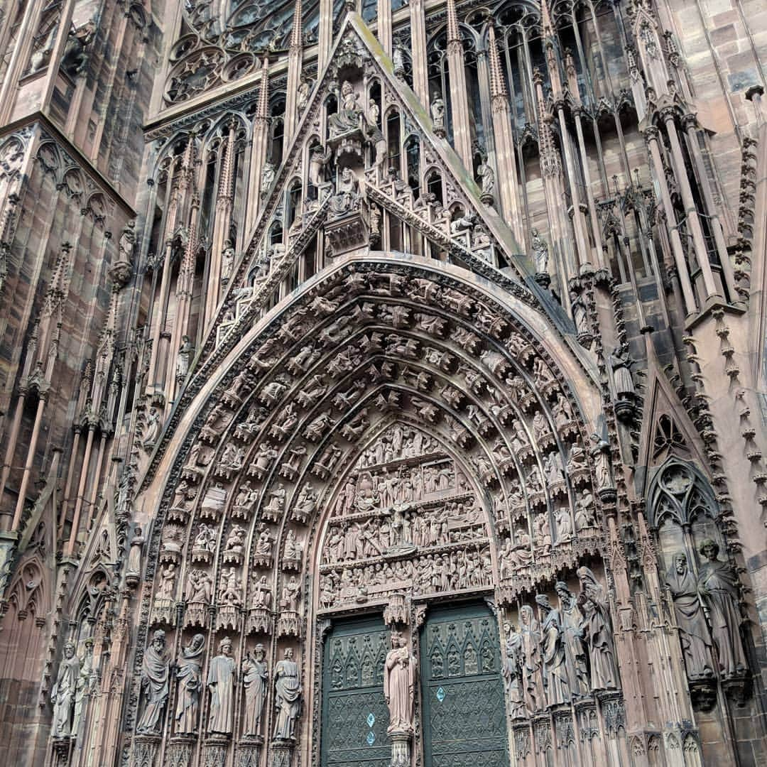 ベアトリサ・リャンさんのインスタグラム写真 - (ベアトリサ・リャンInstagram)「Team outing to Strasbourg today. The cathedral there was also called the Notre Dame, and it was magnificent.  #Strasbourg #wanderlust #cathedral #france #travel」4月27日 4時56分 - bebe_liang