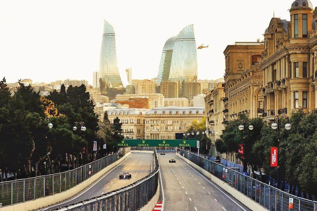 セルジオ・ペレスさんのインスタグラム写真 - (セルジオ・ペレスInstagram)「Mucho por mejorar para la calificación! 💪 #AzerbaijanGP #Baku #Checo11 🇦🇿」4月27日 4時57分 - schecoperez