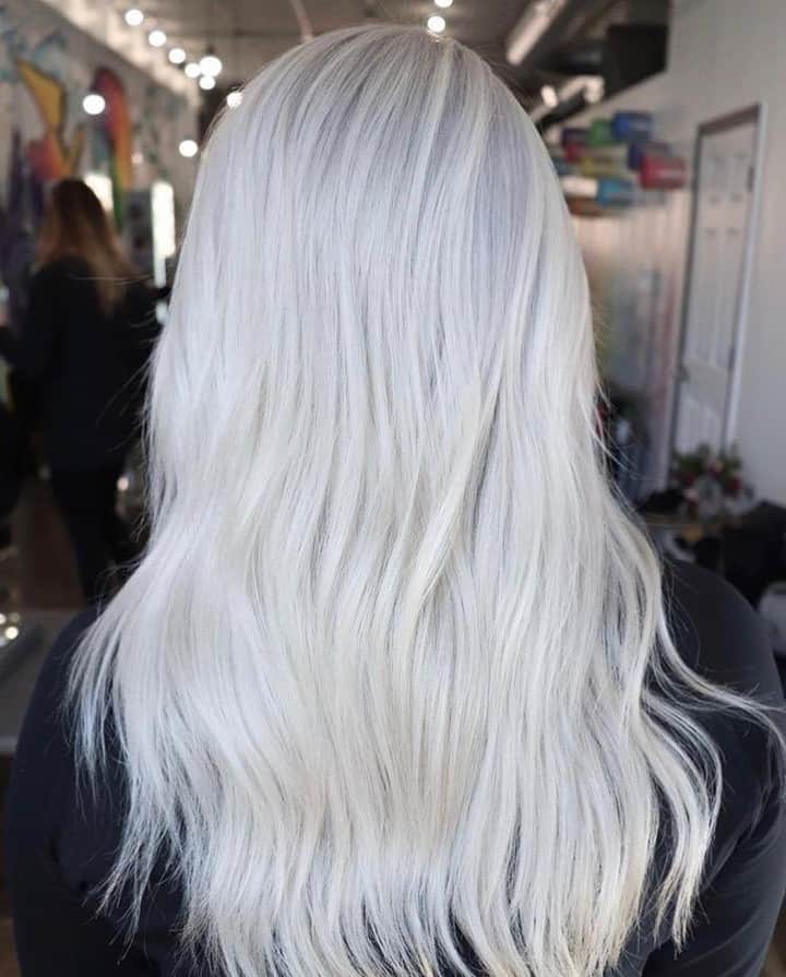 CosmoProf Beautyさんのインスタグラム写真 - (CosmoProf BeautyInstagram)「Hair so icy, it could give us frostbite❄ ✨ Products used: Lightener: @joico Creme  Developer: @trionicshaircare  Bond rebuilder: @olaplex  Color: @kenraprofessional  Silver shampoo and conditioner: @marianilastockholm  Styling products: @olaplex and @kenraprofessional  Hair by #CosmoPro @theplatinumgiraffe ✨ Find the full selection of Maria Nila products, such as cleansers, color conditioners and hair masques, online or at your local #cosmoprofbeauty where you are #licensedtocreate . . #repost #MariaNila #marianilastockholm #joico #trionics #olaplexlove #kenraprofessional #whiteblonde #coolblonde #platinumblonde #icyblonde」4月27日 5時00分 - cosmoprofbeauty