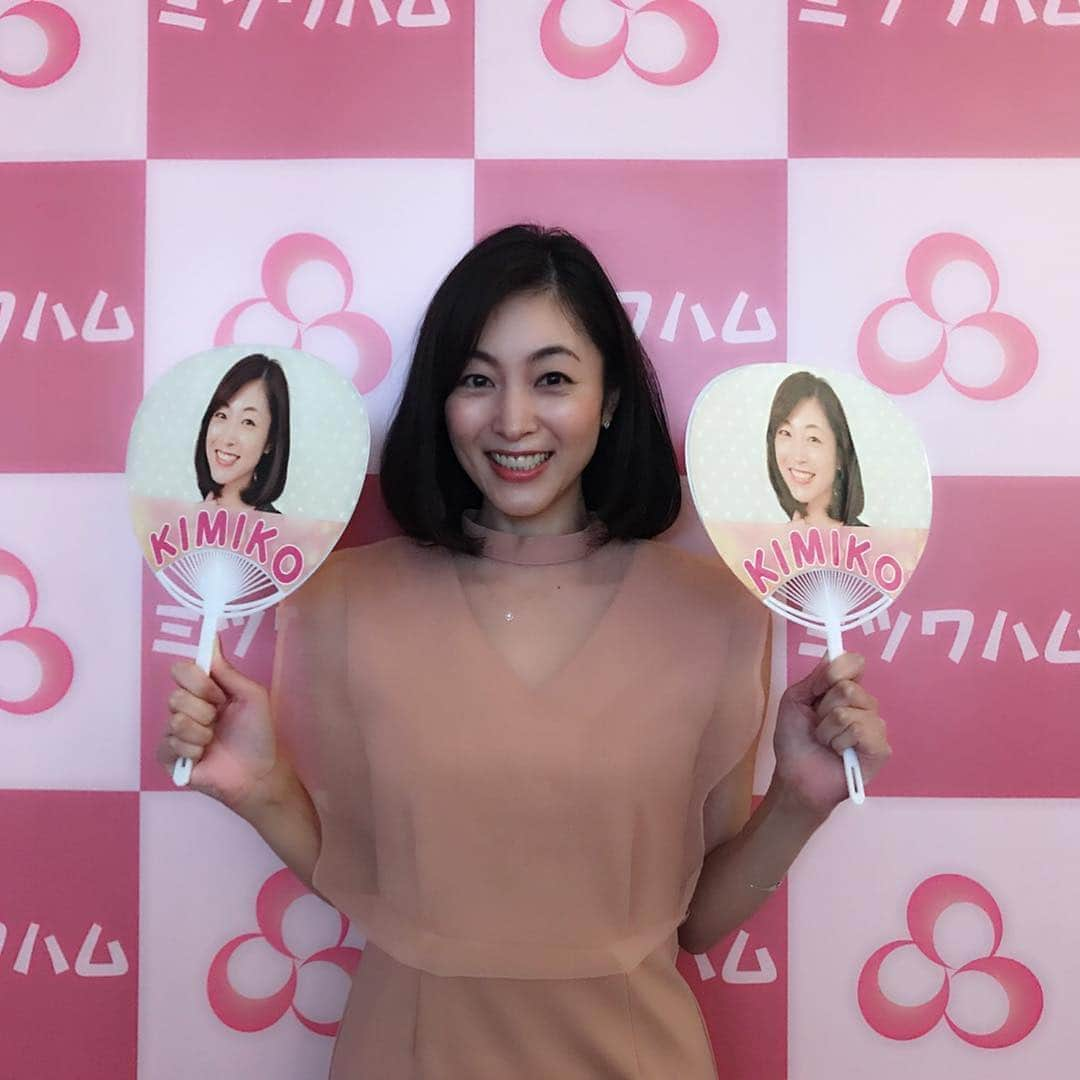 青山倫子さんのインスタグラム写真 - (青山倫子Instagram)「今日から ゴールデンウィークですね！ 皆さんは ご予定はありますか？ どこかへ行かれるのかな？ 何だか寒いし、しっかり体温調節をして、 お気を付けて お出かけしてくださいね。 素敵なゴールデンウイークを お過ごしください🎵  写真は昨日の放送の家政夫のミタゾノです🐖 見てくださった皆さま ありがとうございます。 ハムなんて好きじゃないって公子は言ってたけど、、 私はハム大好き！！ しっかり食べて、 季節に負けない体調管理を 頑張りましょ！ #青山倫子 #ゴールデンウイーク #どこかへ行きたいなぁ #皆さん気を付けてお出かけしてください #素敵なゴールデンウイークを #家政夫のミタゾノ #ありがとうございます #私はハム大好き #夜中に食べる生ハムのしょっぱさがたまらない #公子の公をカタカナに読むと、、！」4月27日 15時56分 - noriko_aoyama1229