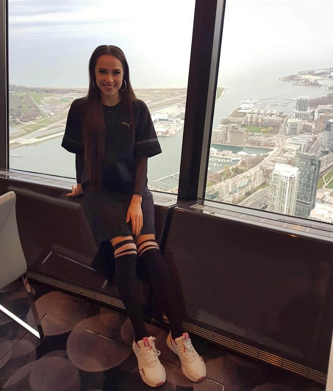 アリーナ・ザギトワさんのインスタグラム写真 - (アリーナ・ザギトワInstagram)「CN Tower в Торонто, одна из самых высоких башен в мире - 553 метра 💪🚀🗼🌆 One of the highest towers in the World - CN Tower in Toronto, Canada🗼🚀💪 トロントのCNタワー、世界で最も高い塔の一つ-553m㎡ 🗼🚀💪」4月27日 15時52分 - azagitova