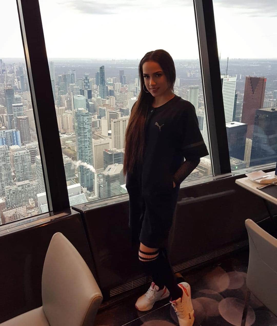 アリーナ・ザギトワさんのインスタグラム写真 - (アリーナ・ザギトワInstagram)「CN Tower в Торонто, одна из самых высоких башен в мире - 553 метра 💪🚀🗼🌆 One of the highest towers in the World - CN Tower in Toronto, Canada🗼🚀💪 トロントのCNタワー、世界で最も高い塔の一つ-553m㎡ 🗼🚀💪」4月27日 15時52分 - azagitova