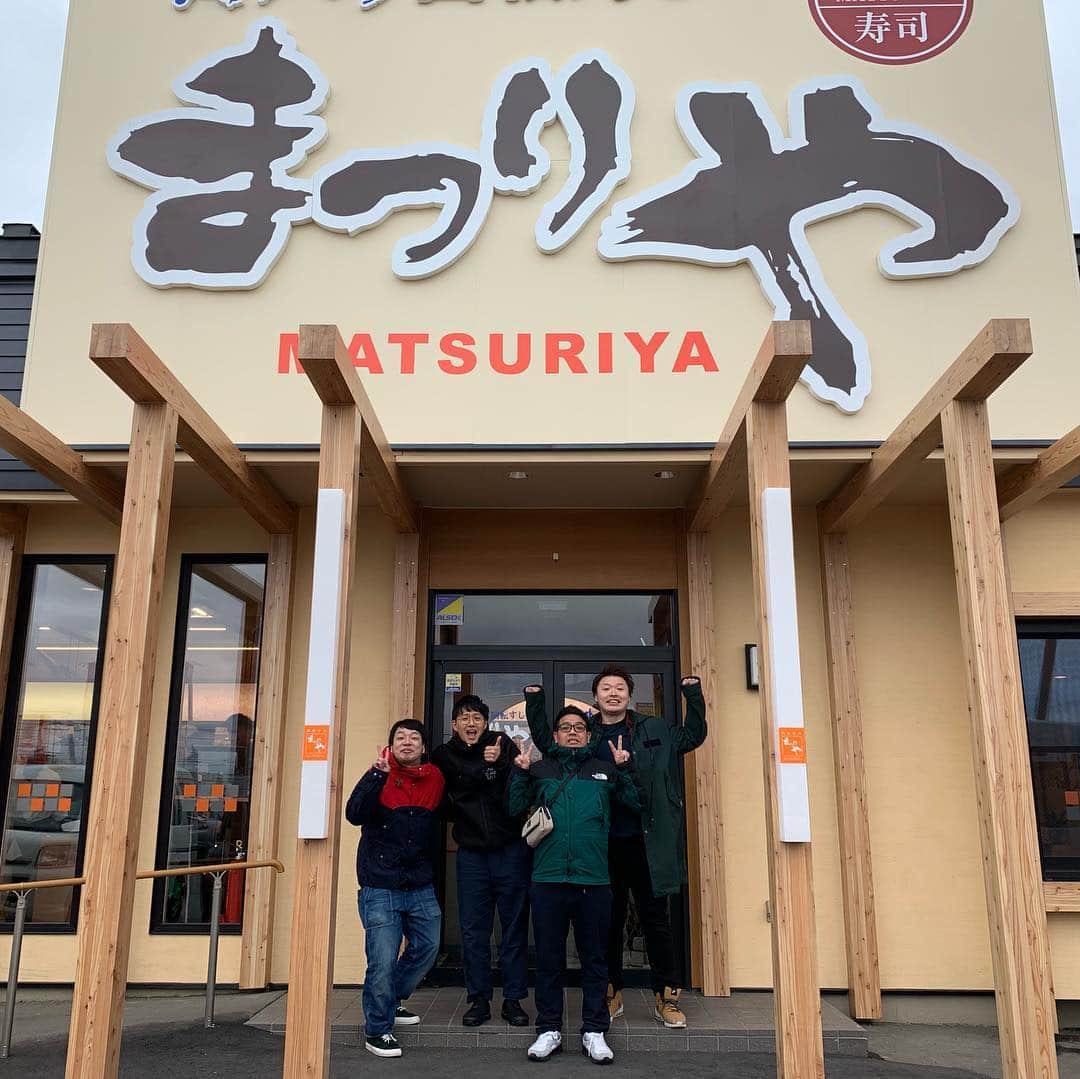昴生さんのインスタグラム写真 - (昴生Instagram)「寿司！！ #釧路の #M-1ツアーを終えて #JRAの営業に行く前に #北海道芸人 #コロネケン と #回転寿司 #まつりや さん #に行きました！ #鮮度抜群！ #大トロ #はまち #桜エビ #のどぐろ #釧路でとれた魚もいっぱい食べた！ #北海道の魚うますぎる！ #ただ #食べるのに夢中になって #ほとんど撮ってない！ #おれとしたことが！ #インスタフードライターとして痛恨のミス！ #インスタフードライターとしてやってはいけないこと！ #インスタフードライターとして恥ずかしい行為！ #もっと気を引き締めて #インスタで #皆さんに良いフードを #僕がライターできるように #インスタフードライターとして精進していきます！ #、、、インスタフードライター？」4月27日 15時53分 - mikikousei