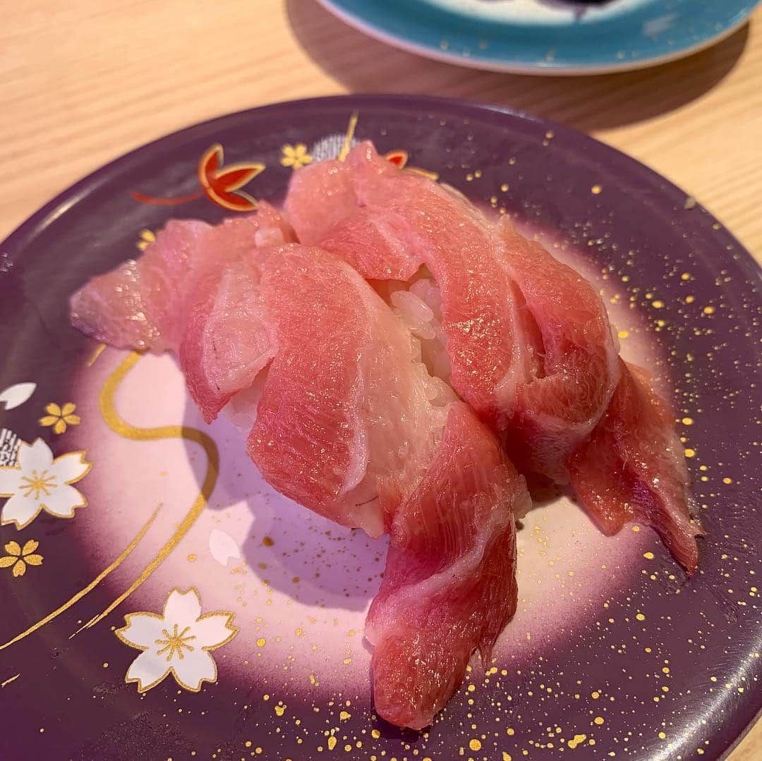 昴生さんのインスタグラム写真 - (昴生Instagram)「寿司！！ #釧路の #M-1ツアーを終えて #JRAの営業に行く前に #北海道芸人 #コロネケン と #回転寿司 #まつりや さん #に行きました！ #鮮度抜群！ #大トロ #はまち #桜エビ #のどぐろ #釧路でとれた魚もいっぱい食べた！ #北海道の魚うますぎる！ #ただ #食べるのに夢中になって #ほとんど撮ってない！ #おれとしたことが！ #インスタフードライターとして痛恨のミス！ #インスタフードライターとしてやってはいけないこと！ #インスタフードライターとして恥ずかしい行為！ #もっと気を引き締めて #インスタで #皆さんに良いフードを #僕がライターできるように #インスタフードライターとして精進していきます！ #、、、インスタフードライター？」4月27日 15時53分 - mikikousei