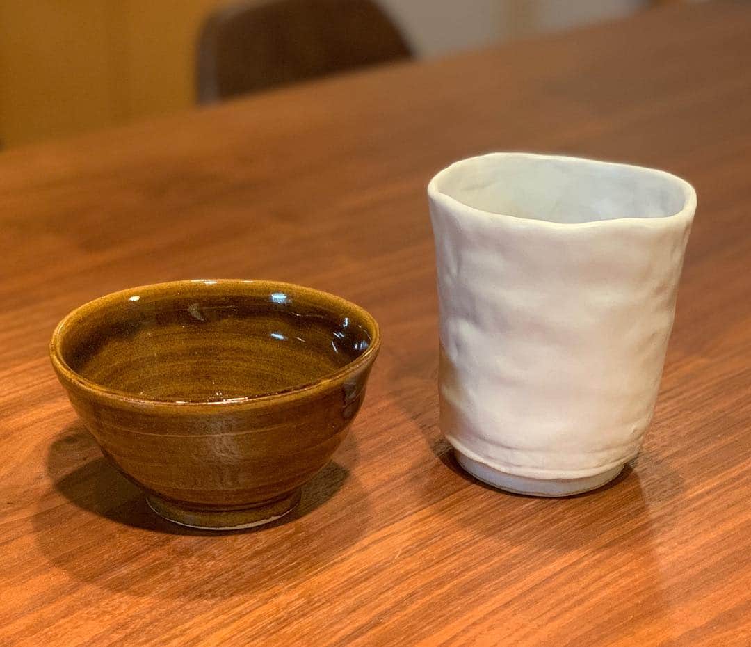 中村優さんのインスタグラム写真 - (中村優Instagram)「なかなか日本！のロケで作った陶芸作品。 右はジャンボ湯のみ。焼く前はとんでもなくジャンボで、いくら縮むからと言ってデカすぎない？という感じだったけど、無事に想像してたくらいのジャンボ具合になってくれました。 左は電動ろくろで作ったけど、1回目すぐペシャーーてなったので、先生が手伝って、というかほとんど作ってくれました(笑)。どちらもすごくお気に入り。」4月27日 15時55分 - nkmr_yu