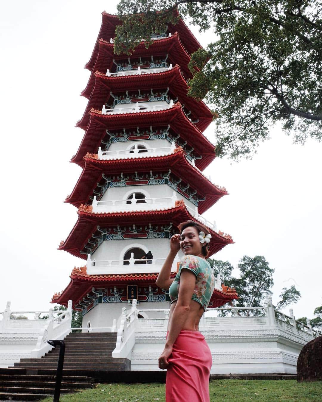 Livさんのインスタグラム写真 - (LivInstagram)「Feeling like I am back home at the #ChineseGarden 7-storey Pagoda. In Buddhism culture, “7” is a number of ascent, totality, and enlightenment. Have a happy healthy weekend everyone www.fit-sphere.com」4月27日 14時27分 - livlogolding