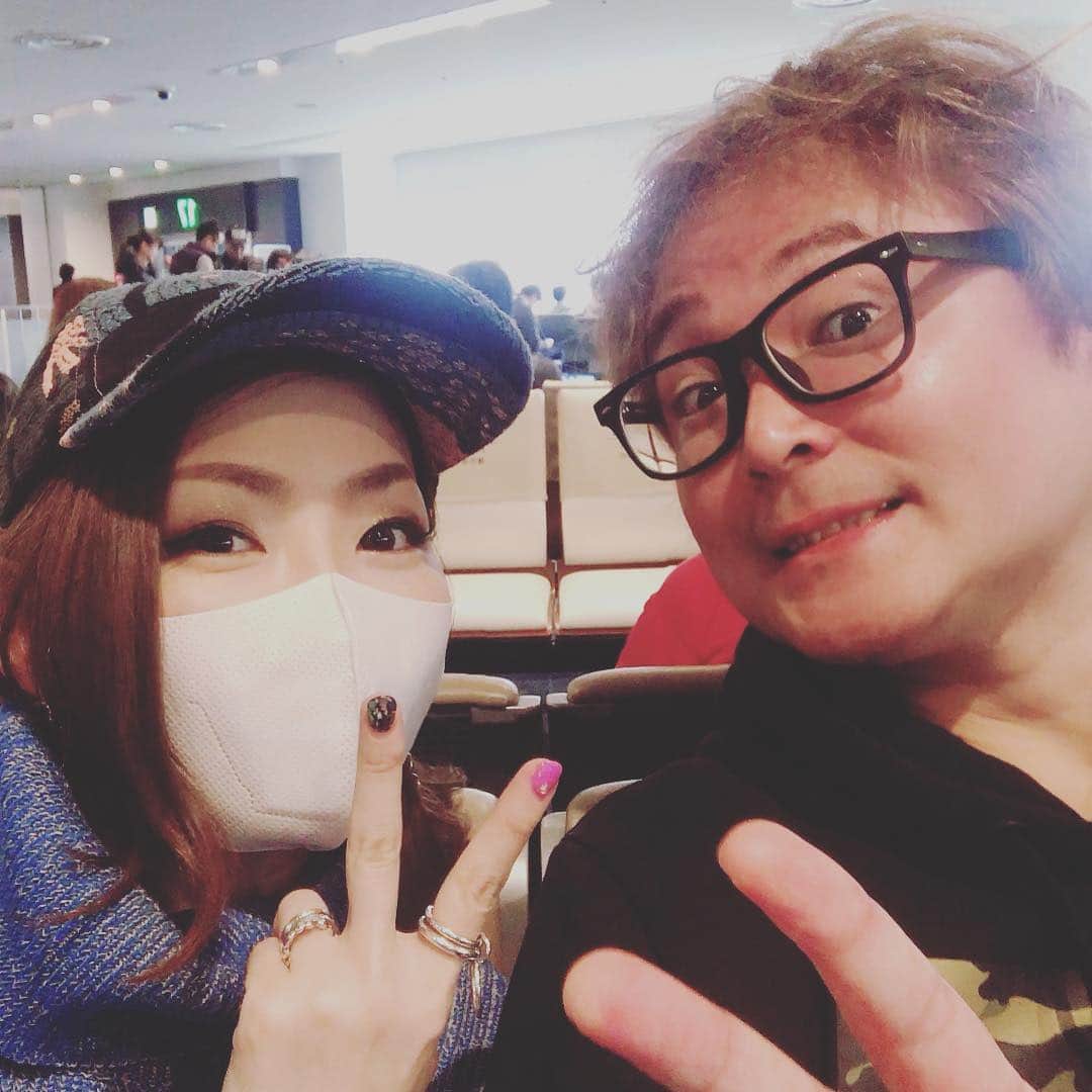 宮本美季のインスタグラム：「札幌へごー！！！かなり寒いらしいですね😵 みんなあったかくして来てねー！！たのしみだぁーーーー！！ #宮本美季  #田中tak拓也  #初の札幌ライブ #nicetomeetyou  #寒さに負けず盛り上がるぞー」