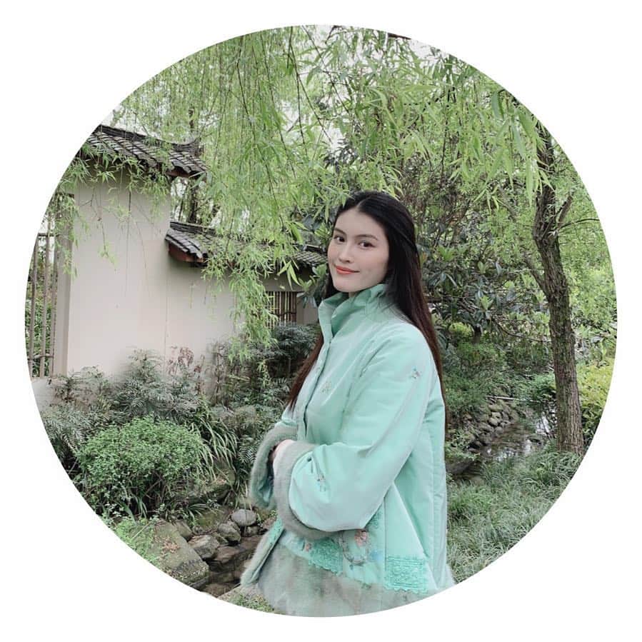 スイ・ヒーのインスタグラム：「Wearing Chinese costume in Chinese architecture #garden_styles 🌿🌿🌱🌱☘️🍀🍃」