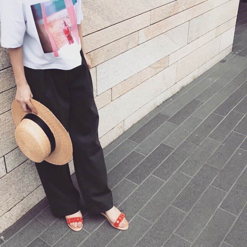 CARNET OFFICIALのインスタグラム：「本日より✨サンダルコレクション✨開催！！ こんにちは🍀 いよいよゴールデンウィークが始まりましたね！ カルネには、様々なサンダルが入荷しております❤️ お出かけのお供にぜひ😍 ◾︎ DA-149-1902 ￥16,800+TAX オレンジに星のパーツが⭐️ 低めのウエッジソールで 履き心地もgood!! 写真のお洋服もライズ店にて 販売中です！  #daniellaandgemma #danigemma #ダニジェマ#ダニエラアンドジェマ#ママカジュアル#ママコーデ#fashion #summer#大人カジュアル #二子玉川ライズ#サンダル#新丸ビル#うめだ阪急 #渋谷ヒカリエ」
