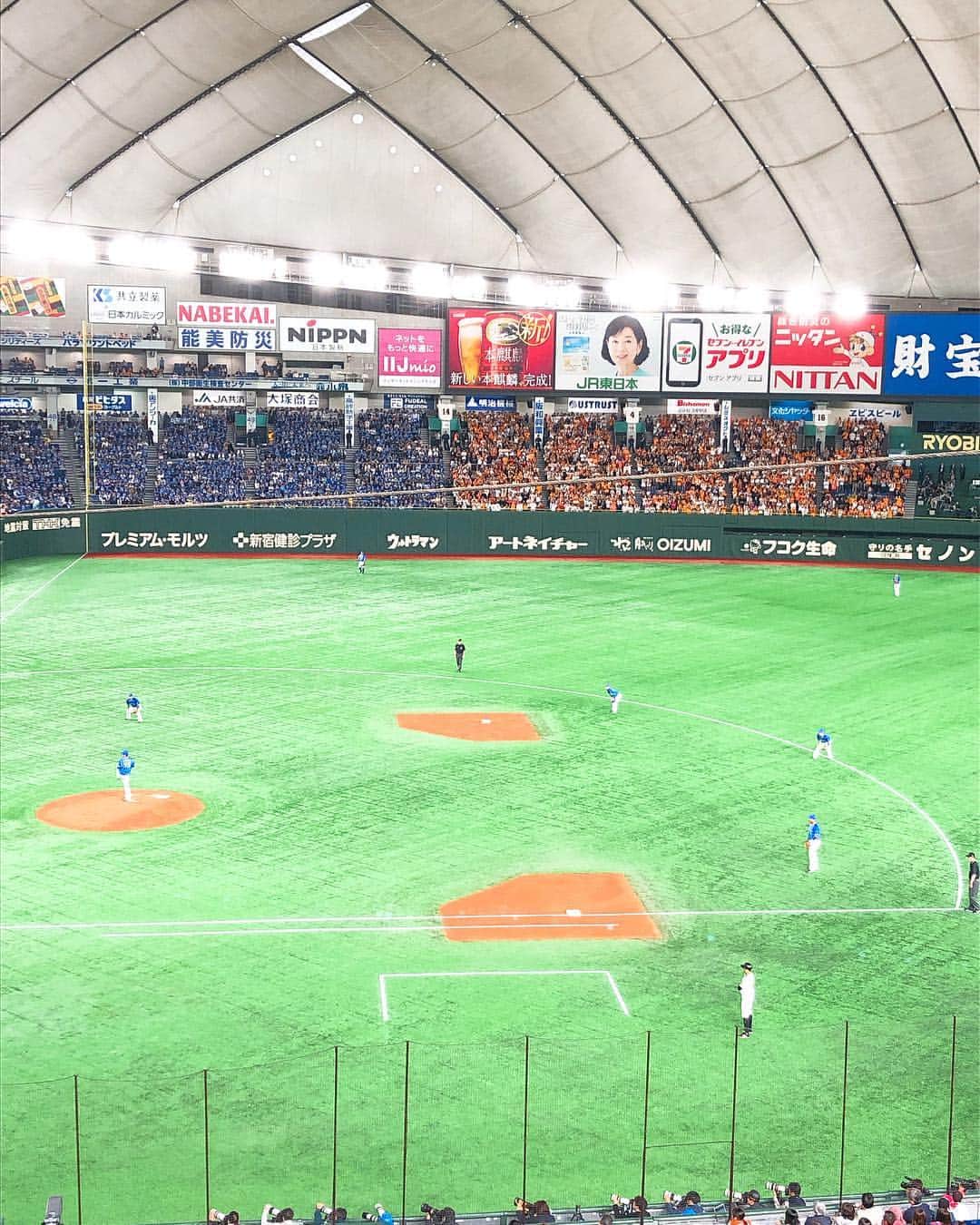 そうすけのインスタグラム：「今シーズン初のドーム野球観戦  #東京ドーム #ジャイアンツ #ベイスターズ #最近は大胆に守備シフトをとる #照明なのかハゲなのか #そうすけ」