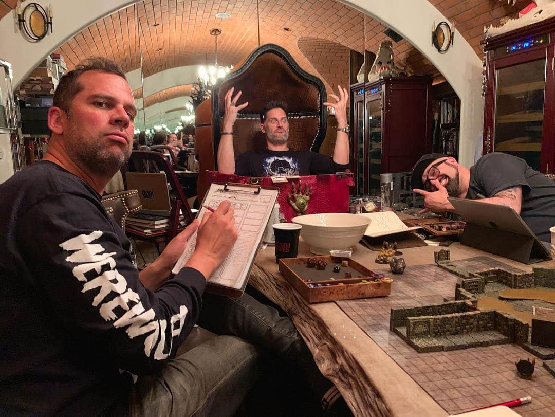 カイル・ニューマンさんのインスタグラム写真 - (カイル・ニューマンInstagram)「Masters of Dungeons. @joemanganiello adjudicates the madness that is #TyrannyOfDragons. The action resumes TOMORROW!!! #dungeonsanddragons #DnD #dragon #RPG #twentysidse」4月27日 14時56分 - kyle_newman