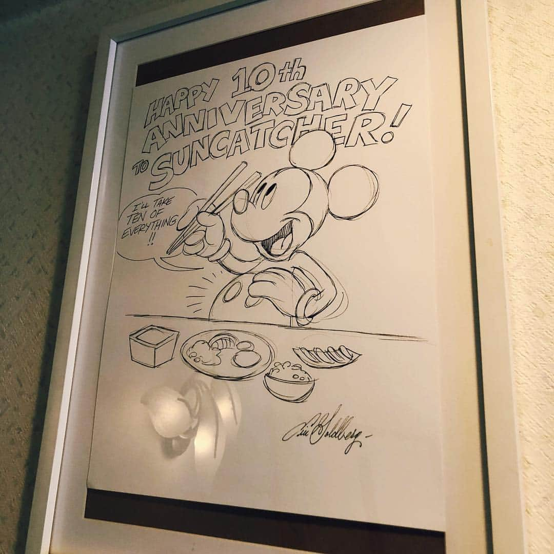 馬庭良介さんのインスタグラム写真 - (馬庭良介Instagram)「Had a nice lunch.  My buddy invited me to a nice place, and I found some drawings.  Isn't it unusual to see they have chopsticks? Heard from staff at the restaurant that some creators of Disney came there and gifted those. #lunch #italian #disney #Japan #ディズニー #お箸 #日本」4月27日 14時52分 - maniwa_ryosuke