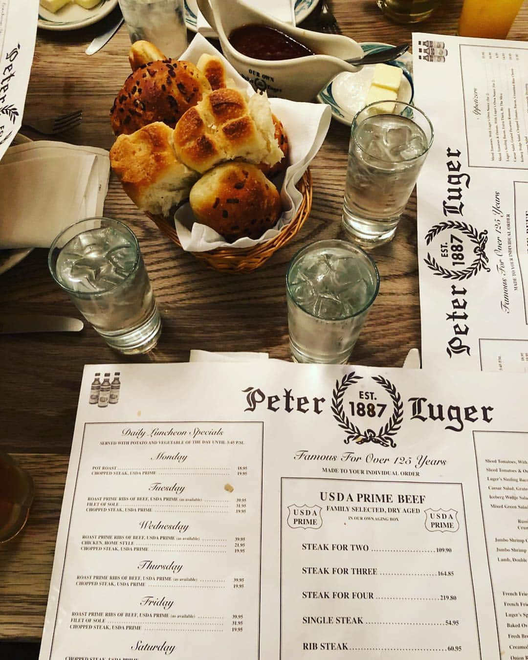 濱野りれさんのインスタグラム写真 - (濱野りれInstagram)「Steak house 'Peter Luger' This is the historic steak restaurants in NY!! I stopped eating steak until this day came... (while in NY ) Of course steak was good but I was impressed by the deliciousness the whipped cream!!🧁💗 .. .. ステーキハウスの元祖ピータールーガーへ🐮この日のためにステーキを食べずに...！ ステーキはもちろんとっても美味しかったけど甘党の私はここの軽やかで滑らかでかつ胃もたれしなく、そしてほんのり甘いホイップクリームに感動！ 甘いもの最高🥴💗 .. .. #peterluger#steakhouse#brooklyneats#eatlover#nycfood#nycityworld#nyc#exploreny#newyorker#kelly#vintagefashion#vintagekelly #ピータールーガー#熟成肉#ステーキハウス#ブルックリン#ニューヨーク#ニューヨーク旅行」4月27日 14時58分 - riregram