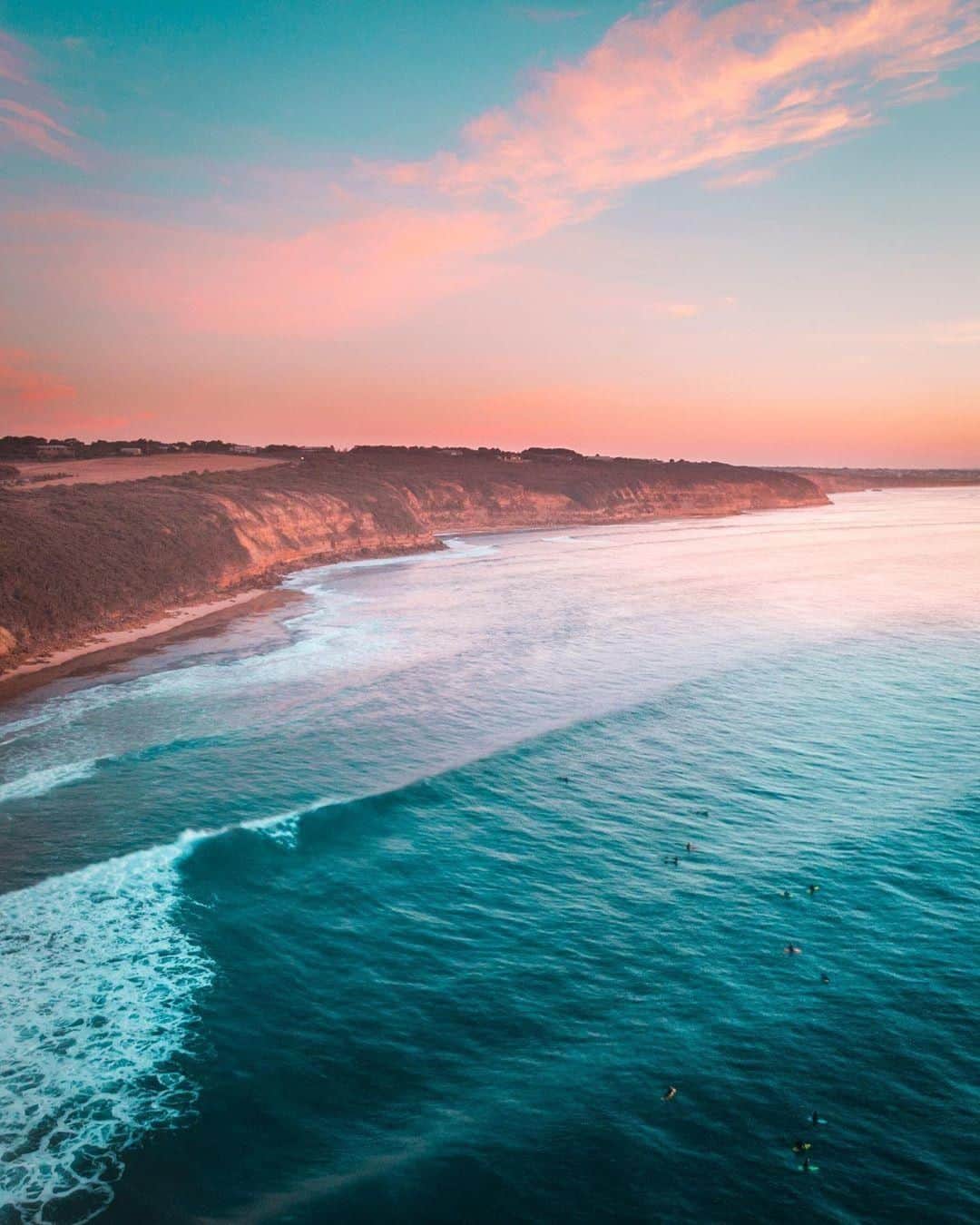 Australiaさんのインスタグラム写真 - (AustraliaInstagram)「This is what board meetings look like at #BellsBeach! 🏄🏻‍♀️ @larkz captured a group of surfers catching the early morning waves at this scenic spot on the @visitgreatoceanroad, which is world-renowned as one of #Australia’s best surf beaches. Despite its name, there actually isn’t much ‘beach’ at Bells, but mostly an epic cliff face that offers spectacular views looking out over the ocean and impressive swell. As the temperature cools down in autumn and winter, the ‘right-hand breaks’ that draw surfers from around the world get even better, so you can expect to see lots of surfing action in the next few months here.  #seeaustralia #visitvictoria #greatoceanroad #surfing」4月27日 15時00分 - australia