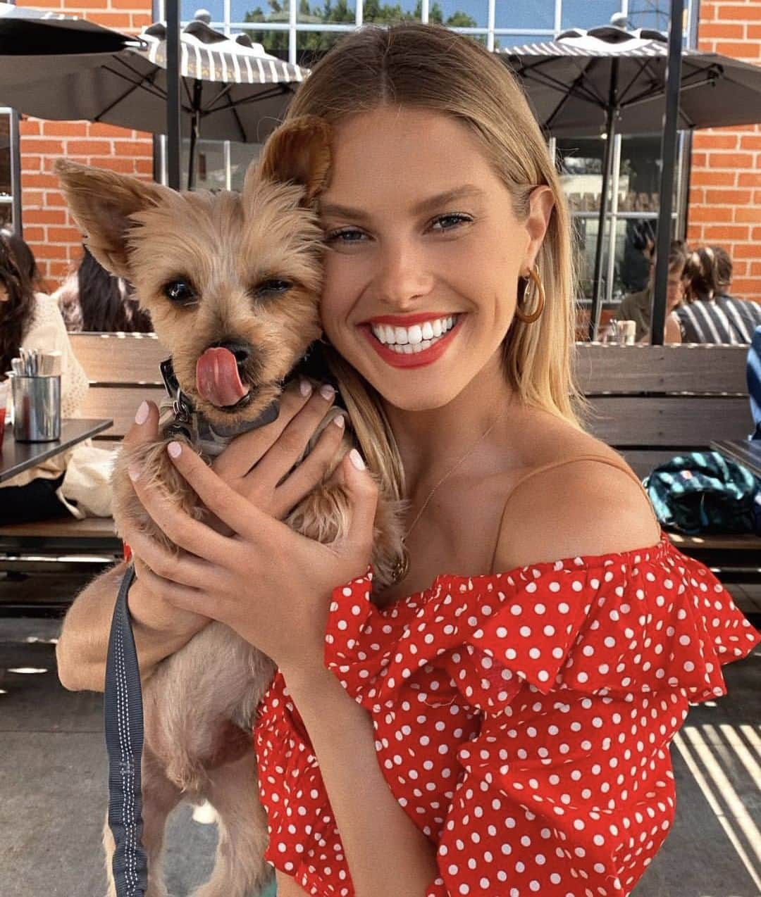 SABO SKIRTさんのインスタグラム写真 - (SABO SKIRTInstagram)「#puppylove 😍❤️ our angel @natalie_roser in our #Autumnwraptop #saboskirt」4月27日 15時00分 - saboskirt