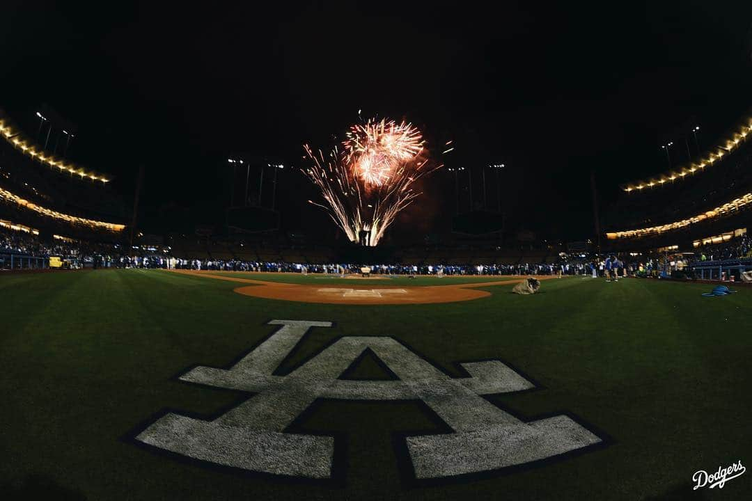 Los Angeles Dodgersさんのインスタグラム写真 - (Los Angeles DodgersInstagram)「‪A perfect Friday night. ‬  #FNF🎆 presented by Denny’s. ‬」4月27日 15時07分 - dodgers