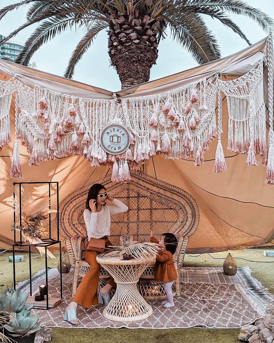 のインスタグラム：「ALEXIA STAM POP UP レセプションパーティー🌴本当に本当に可愛いが溢れてた🙏🏻💕たくさんお買い物したよー！水着4着にアパレル5着👙あんちゃんとお揃いで着れる水着は想像するだけでもうニヤける🥺今から夏が楽しみすぎる❤️ ノベルティーのキャットアイサングラスを気に入ってる2枚目のあんちゃん…😎笑 @alexiastam_official #alexiastam #アリシアスタン #アリシアキャットアイ」