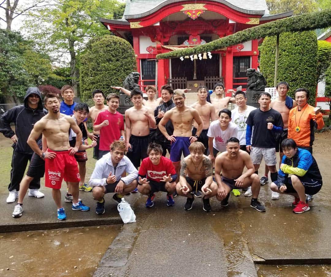 八重樫東さんのインスタグラム写真 - (八重樫東Instagram)「今日もありがとうございました！ もう雨でビショビショだけど、しっかり走れました(･∀･) 継続は力デスね。コツコツ行こう。 今日試合のエーサクくん、ゆきのりくん、ふかしくんファイトっす( `･ㅂ･)و」4月27日 15時28分 - yaegashiakira0225