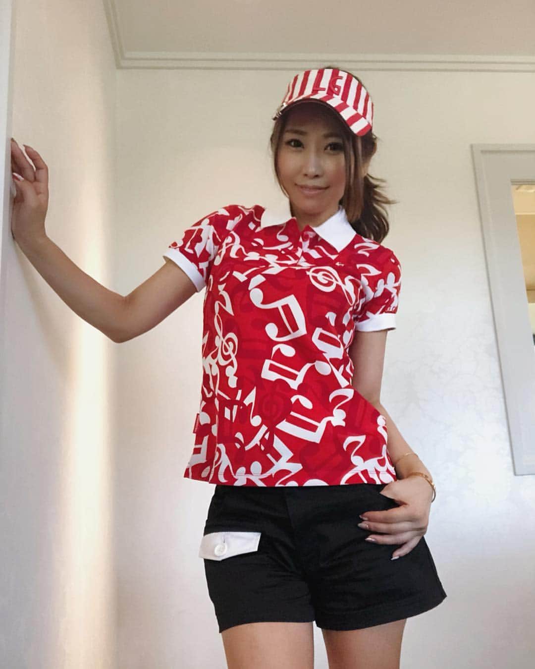 渡瀬茜さんのインスタグラム写真 - (渡瀬茜Instagram)「GTバーディーズカップ第2戦のゴルフウェアコーデ🏌️‍♀️✨大きい音符柄のポロシャツとホワイトがはえるポッケがお気に入りのショートパンツスタイルで今回はアクティブなゴルフウェアコーデです(*´꒳`*)❤️ @lecoqgolf_jp  @golftoday_birdies  #lecoqsportif #ルコック#ルコック女子 #ladiesgolf #golfhotties #golfbabes #golflife #golfstagram #japanesegirl #model #lovegolf #girlswhogolf #cute #golfer #ゴルフ #ゴルフ女子 #ゴルフ大好き #golfholic #instagolf #高尔夫球 #골프 #ゴルフコーデ #ゴルフ #golf  #golfer #golfgirl #golflife #ladiesgolf #golfstagram #lovegolf」4月27日 15時32分 - wataseakane1