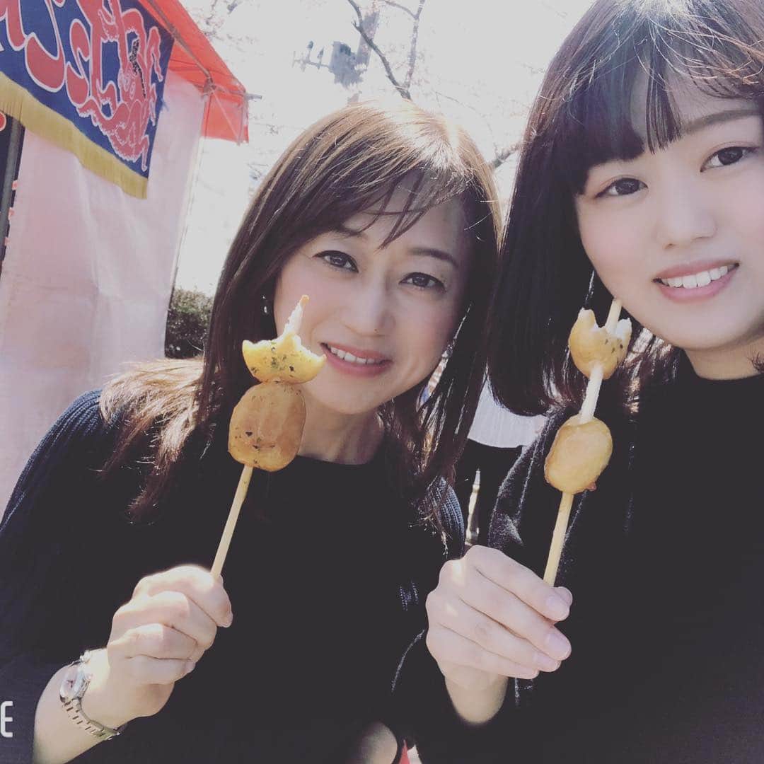 大隅智子さんのインスタグラム写真 - (大隅智子Instagram)「「花よりだんご」^_^23日、新人キャスターのあゆちゃんと高松の池で一休だんごを食べました。」4月27日 15時36分 - tomokotenki