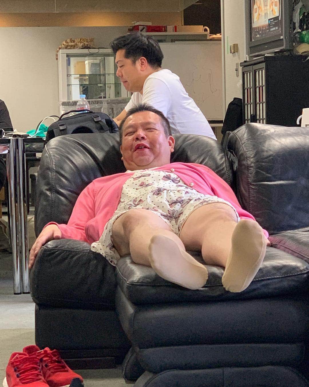 池田真一のインスタグラム：「漫才劇場に変質者おる。 めちゃくちゃ笑顔で寝てる。 怖っ。」