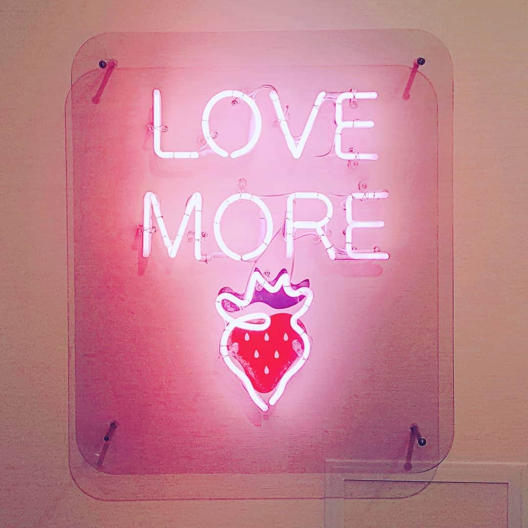 長江愛美さんのインスタグラム写真 - (長江愛美Instagram)「LoveMore🍓 #strawberry#love#pink#🍓#苺」4月27日 15時45分 - manamin.512