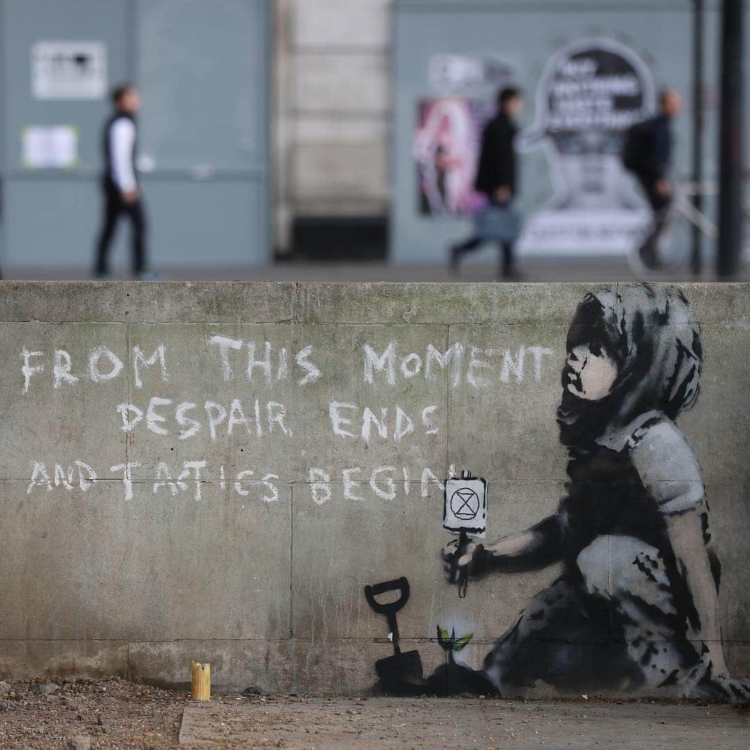 HYPEBEASTさんのインスタグラム写真 - (HYPEBEASTInstagram)「@hypebeastart: Many are speculating that this freshly painted Extinction Rebellion mural is actually the work of elusive street artist Banksy. Head to the link in our bio for the full story. Photo: Jonathan Brady - PA Images/Getty Images」4月27日 6時50分 - hypebeast