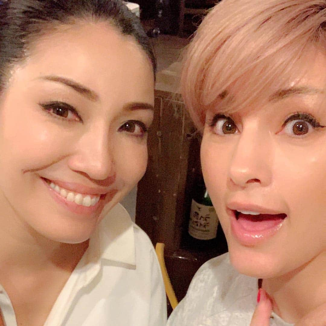 梅宮アンナさんのインスタグラム写真 - (梅宮アンナInstagram)「久々にアンさん @ahnmikaofficial とご飯でした〜〜😊 3人でタッカンマリ〜〜と、サムギョプサルを〜〜🥘 🥓🥔 #サムギョプサル #タッカンマリ #韓国料理  #笑の会  #アフロヘアー」4月27日 6時51分 - annaumemiya