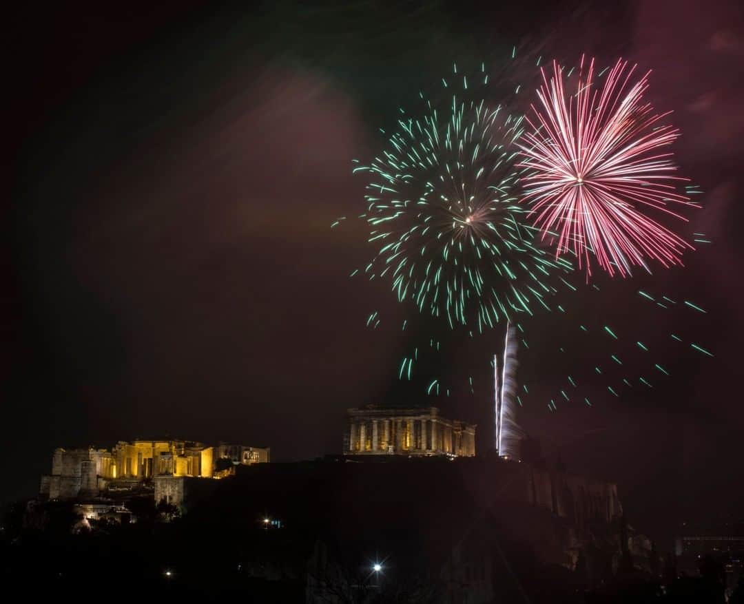 National Geographic Travelさんのインスタグラム写真 - (National Geographic TravelInstagram)「Photo by Muhammed Muheisen @mmuheisen | Fireworks exploding over the ancient Parthenon temple at the Acropolis hill for the New Year's Eve celebrations in Athens, Greece. For more photos and videos from different parts of the world, follow me @mmuheisen and @mmuheisenpublic #muhammedmuheisen #Greece #acropolis」4月27日 7時04分 - natgeotravel