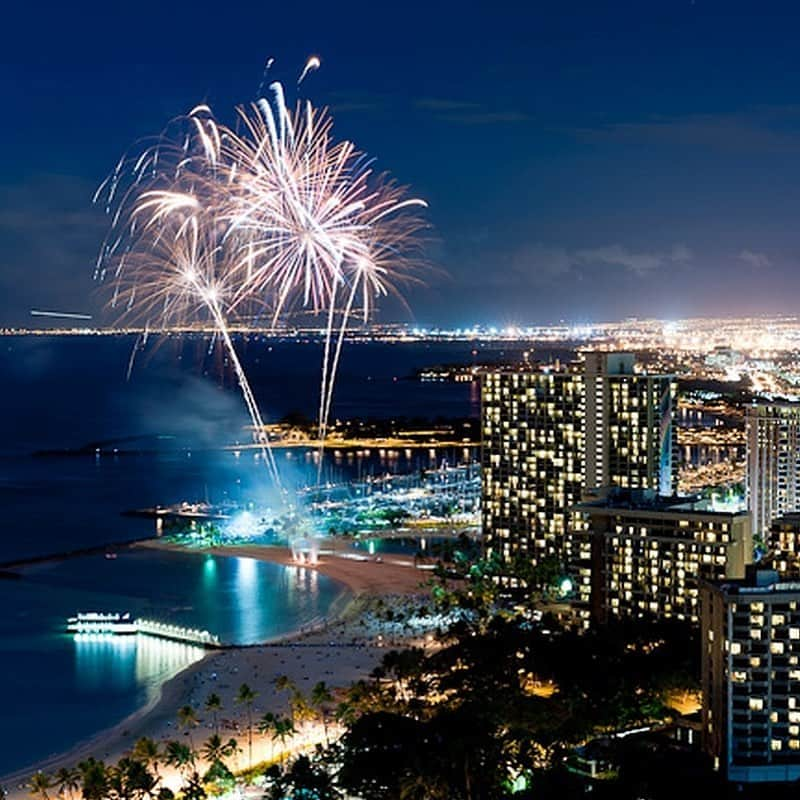 Trump Waikikiさんのインスタグラム写真 - (Trump WaikikiInstagram)「At Wai‘olu Ocean Cuisine, guests can view from a distance the aerial fireworks display every Friday.  It’s an evening affair for either #pauhana cocktails, #HappyHour, Late Night Happy Hour or dinner. Complimentary four-hour valet parking. #trumpwaikiki #seafoodrestaurantwaikiki #sushi #sushibarwaikiki #liquidartistry  ワイオル・オーシャン・キュイジーヌから金曜日の花火が楽しめます。  #ワイオルオーシャンキュジーヌ #トランプワイキキ #5つ星ホテル #ラグジュアリーホテル #金曜日の花火 #ハッピーアワー」4月27日 6時56分 - trumpwaikiki