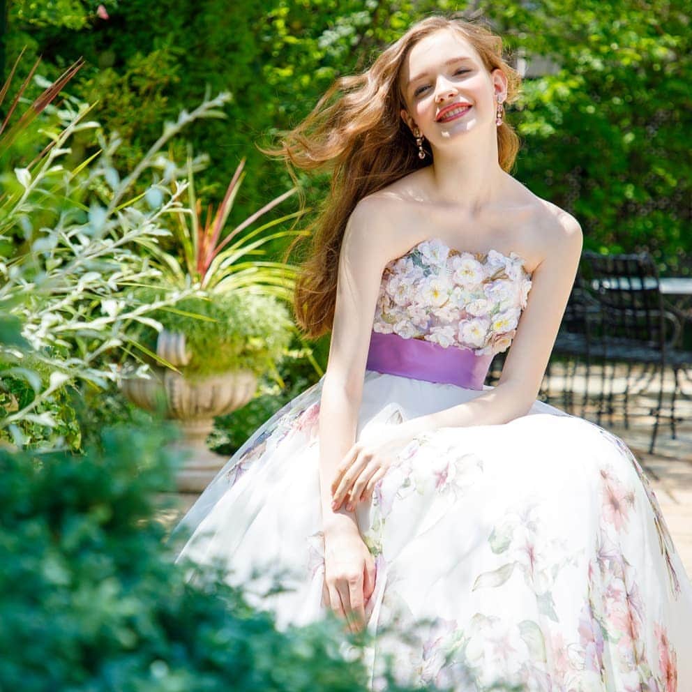 LAVIEEN ROSE Weddingのインスタグラム：「とっても色鮮やかな  #水彩画 タッチの #大人ドレス #dress  アストリッド　🕊 👰#bridalhair　 #ふわふわダウン #weddinghair #ラビアンローゼ #ウェディングドレス #ナチュラルウェディング #カラードレス#夏婚 #wedding#フローラルドレス #名古屋結婚式場 #bridal #bouquet #ブライダル #ヘアメイク#静岡結婚式場 #プレ花嫁#結婚式#結婚式準備#ロケーションフォト#海外ウェディング#卒花嫁#卒花#ドレス迷子#結婚式ドレス#関東花嫁 #日本中のプレ花嫁さんと繋がりたい」