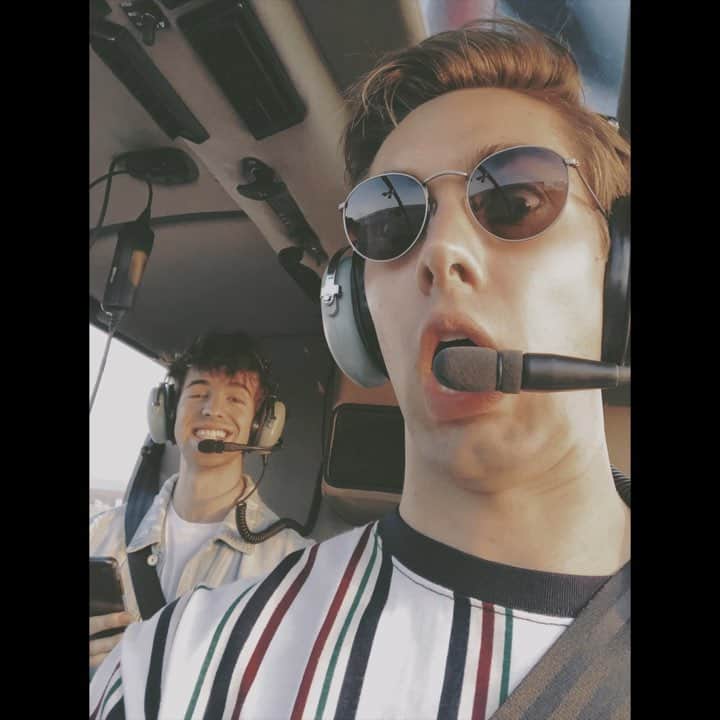 オースティン・ノースのインスタグラム：「The helicopter was sketchy, I think the pilot was 16 years old & I pooped my pants a little bit. But this was pretty dang surreal 🙌🏼 Stay tuned for a cool video coming soon 👀」