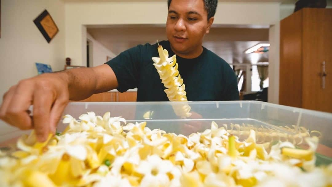 ハワイアン航空さんのインスタグラム写真 - (ハワイアン航空Instagram)「A major component of the #MerrieMonarch Festival and our Hawaiian culture, is the making, giving and wearing of lei. Dancers and spectators alike can be seen adorned with the most beautiful lei throughout the entire festival week. ⠀⠀⠀⠀⠀⠀⠀⠀⠀ Meet Lead Ground Service Mechanic, Kamahanaokalā (Kalā) Tim Sing. The well-known Ah Lan’s lei stand at the Hilo International Airport is Kalā's Hilo ‘ohana. Though there are many styles of lei that they make and sell, Kalā is known for one – the pua kenikeni. His effort to perfect this style of lei comes with a respect for his parents and theirs, as their love for pua kenikeni stemmed from the act of gifting it to others. And that’s exactly the aloha that Kalā shares with each lei that he makes… when he’s not busy being a Lead Ground Service Mechanic at Hawaiian Airlines, that is. #PualaniProud 🌺」4月27日 7時30分 - hawaiianairlines