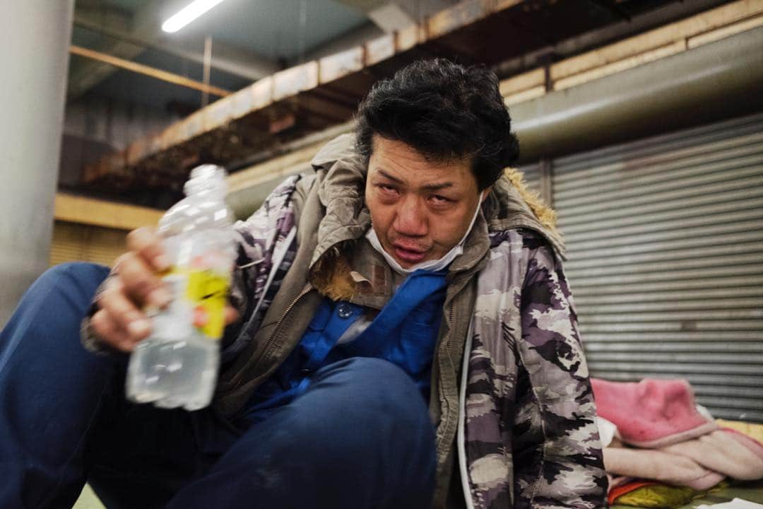 Q. Sakamakiさんのインスタグラム写真 - (Q. SakamakiInstagram)「Kamagasaki Portrait Series: Hideki Haruta, 45, feels so emotional with lots of drinking, as he thinks he is leaving soon. He said someone offered home and job. Even though he knew the offer would be exploited, he decided to take it. And he was supposed to meet the person for leaving Kamagasaki. So, he went around the community for good-by, yet often resulted in with fighting, since people didn't understand what he was talking about. After all, the person or middle man didn't show up. Kamagasaki, Osaka, March 21, 2019.  Kamagasaki is often called as the worst slum and/ or the most dangerous place in Japan. Yet many of them are so friendly and naive. So this time for many images, I have taken so at least somehow. However, it is true that many of Kamagasaki residents love the drinking so much and often tend to take the street fighting. Also there is an open secret — many residents, so many of them retirees, who live in poverty, are often exploited in their welfare system, even jobs, by middle-men, local government’s corruptions and/ or Yakuza, Japanese mafia. So, in addition to the friendly images, I will show Kamagasaki in the so-called typical reportage style as well. #kamagasaki #qs_kamagasaki #osaka #japan」4月27日 7時27分 - qsakamaki