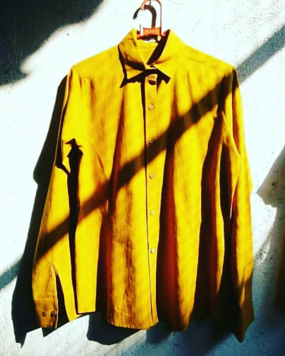 のインスタグラム：「Some 🌞on this 🌧 #NewYork day. #Marigold silk shirt all the way from #Mumbai to #NYC  thanks to the artisans at @adivpurenature Swipe through to witness the artisanal organic hand dye process from individually sorted temple floweres to #nyfw runway 🌦🌥⛅️🌤☀️🌼 SHOP 🔗 in bio #everywoman」
