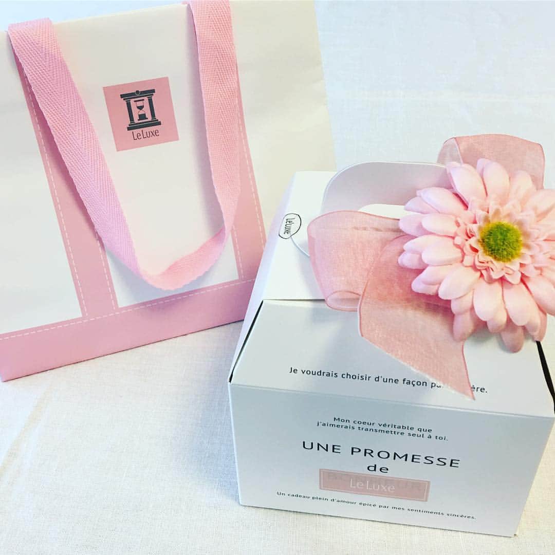 吉村玲香のインスタグラム：「芦屋土産♡に喜ばれます。﻿ ﻿ 可愛いパッケージの、﻿ 中身は？？﻿ ﻿ ﻿ とっても上品で香りの良い、お紅茶です🌸﻿ ﻿ ﻿ #芦屋  #芦屋グルメ  #手土産にオススメ  #プレゼントにおすすめ  #紅茶専門店  #かわいい  #紅茶好きな人と繋がりたい  #パケ買い  #フレーバーティー」