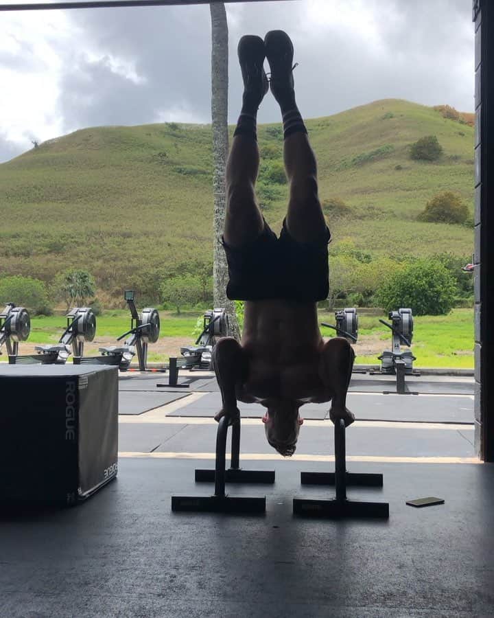 ザッキー・ヴェンジェンスのインスタグラム：「Just another day in paradise 🏝🌎🤸🏻‍♂️💪🏻 #luckywelivehi #noshirt #fitness #shoulderstand #Lsit #dowork #tattoos #musician」