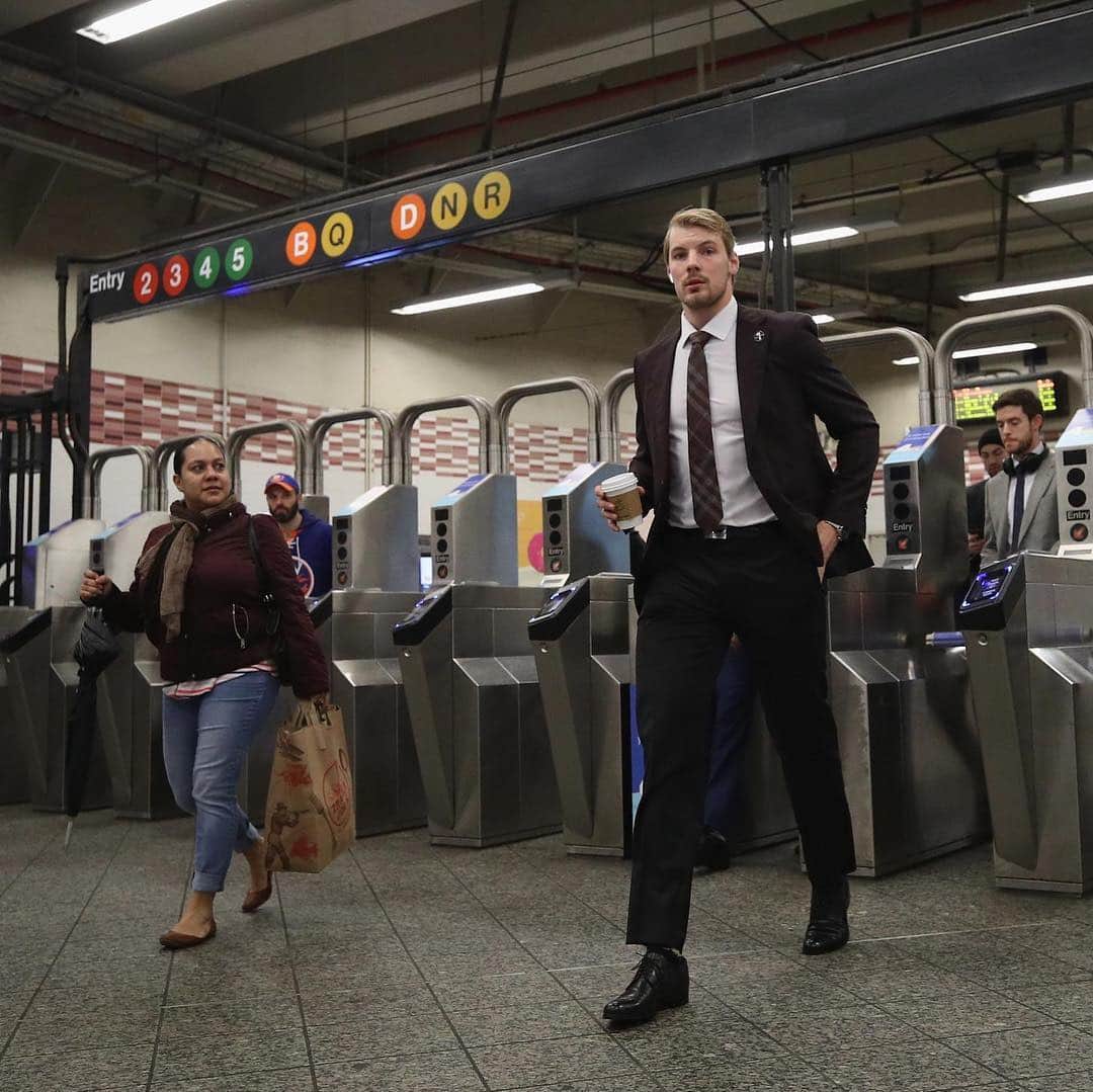 NHLさんのインスタグラム写真 - (NHLInstagram)「The @ny_islanders taking the subway to tonight's Game 1 at the @barclayscenter is awesome. 👏 #StanleyCup」4月27日 7時43分 - nhl