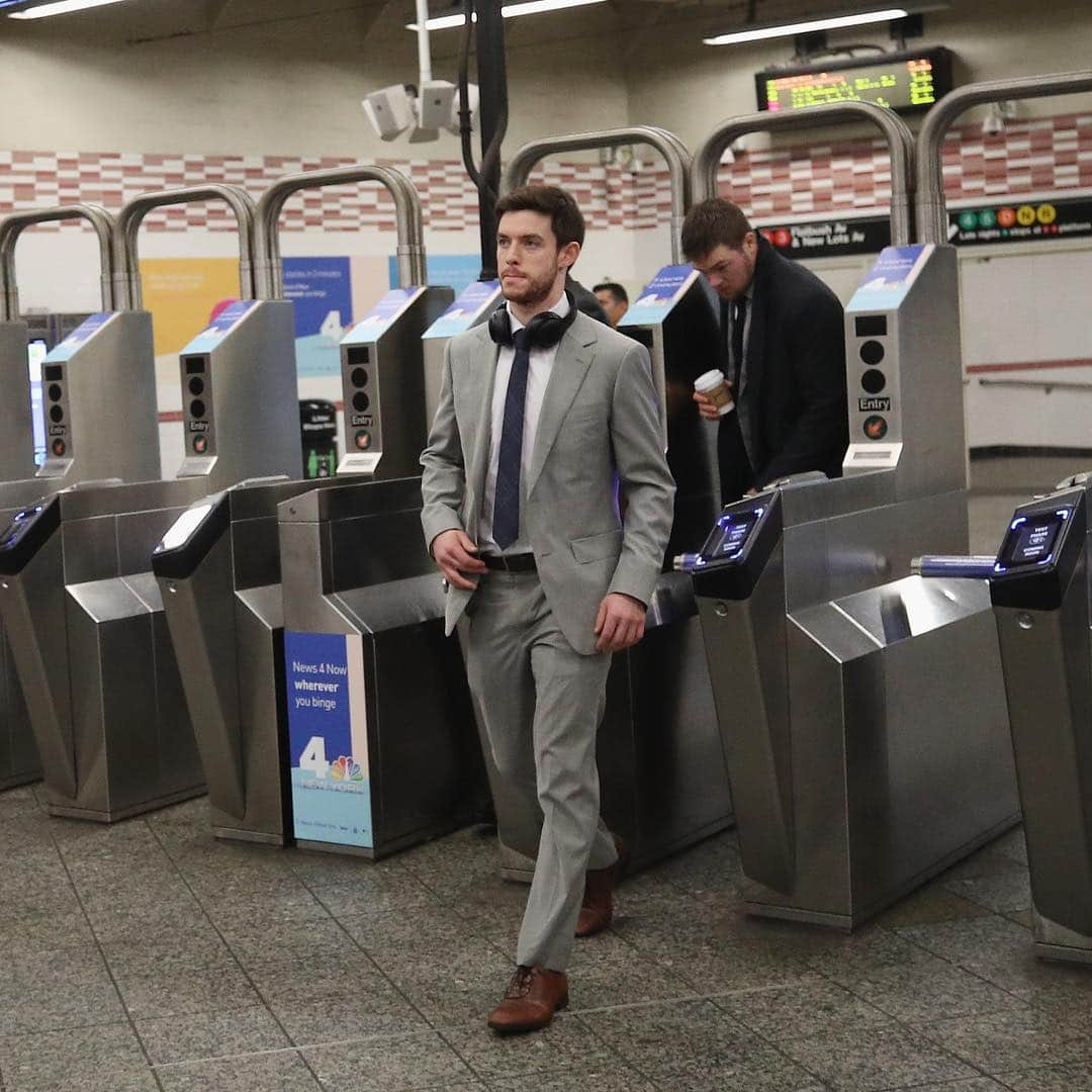 NHLさんのインスタグラム写真 - (NHLInstagram)「The @ny_islanders taking the subway to tonight's Game 1 at the @barclayscenter is awesome. 👏 #StanleyCup」4月27日 7時43分 - nhl