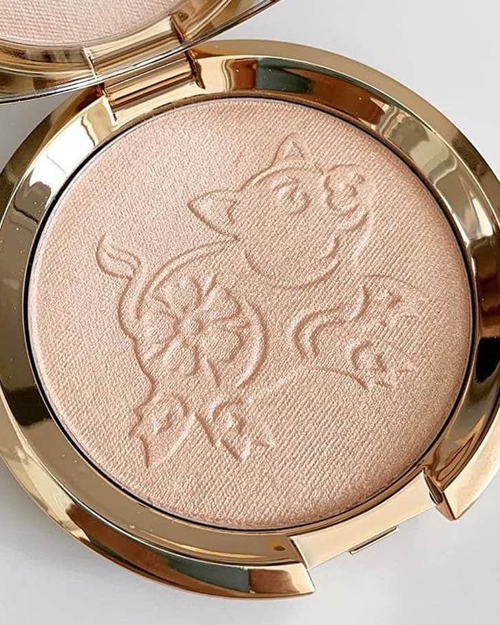 BECCAさんのインスタグラム写真 - (BECCAInstagram)「🙋‍♀️ Raise your hand if our #LunarNewYear #YearOfThePig Pressed Highlighter is the cutest press you've ever seen! 🐷✨ Tap to shop the #BECCAGlow. #Repost @nessa.nolatari」4月27日 7時45分 - beccacosmetics