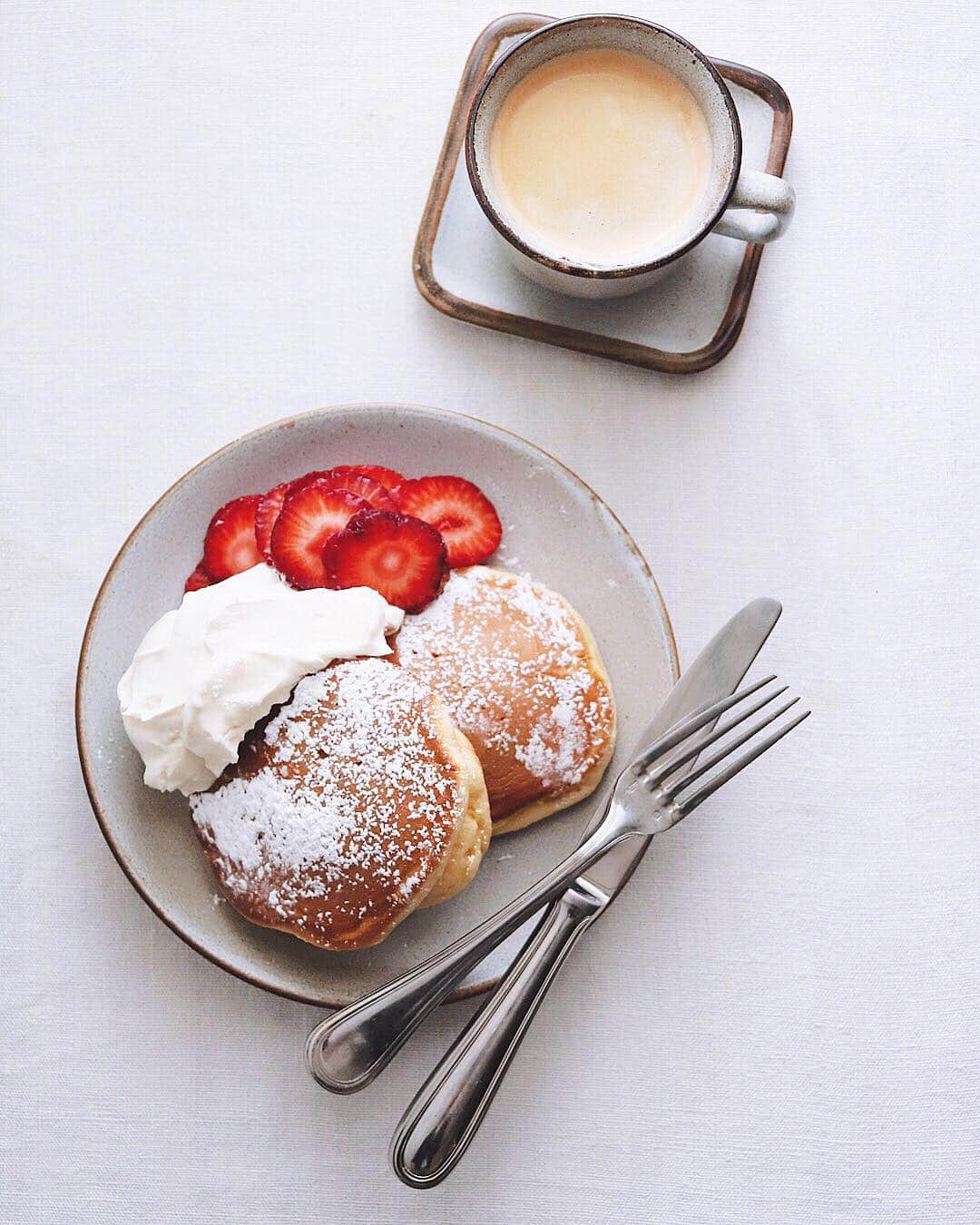 のインスタグラム：「breakfast pancake . 朝食にパンケーキ。 マスカルポーネと 苺のトッピングで。 . . #パンケーキ #マスカルポーネ #breakfastpancake #pancake #mascarpone」