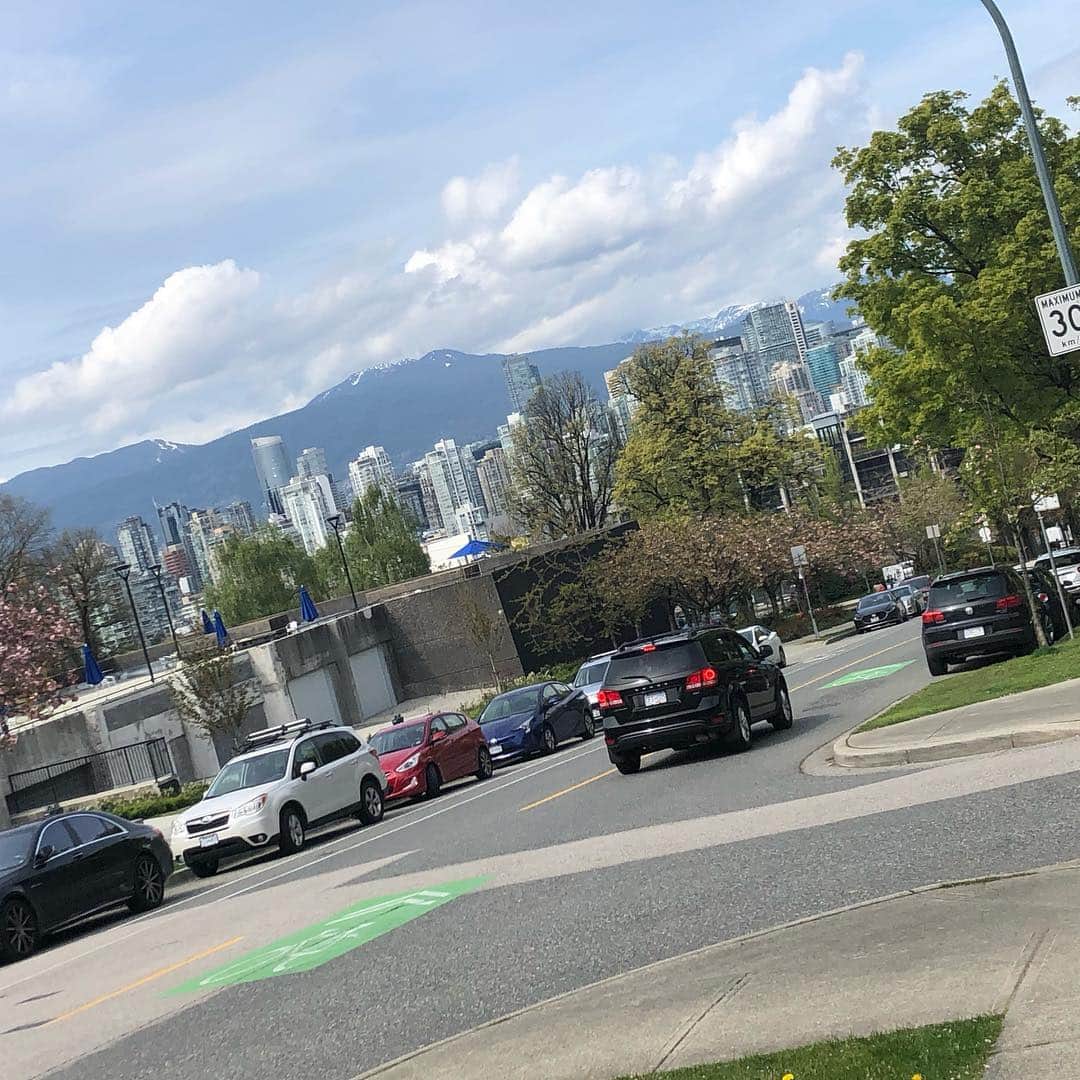 のインスタグラム：「#canada #city #mountain #siteseeing #nature #morning #japan  高層ビルと山がこんなに近い距離にあるってどないなってん？！」