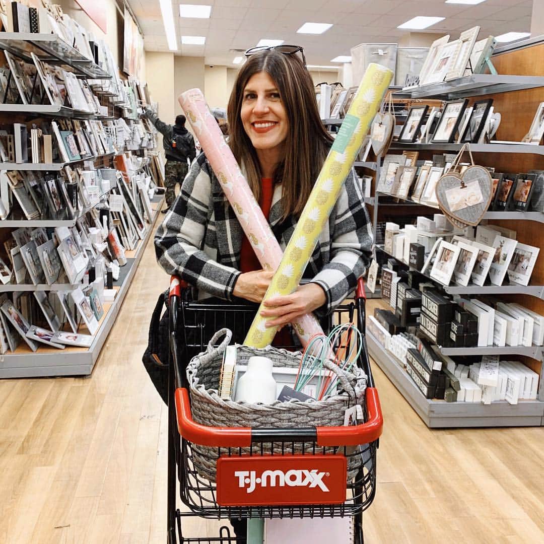 Ilana Wilesさんのインスタグラム写真 - (Ilana WilesInstagram)「Did you know that my mother-in-law is my most dedicated follower? I think she keeps closer tabs on me than my own mom! So, when @tjmaxx asked me to take the #maxx50challenge, I knew I had to buy the perfect Mother's Day gifts for Grandma Toby. Swipe left to see everything I got ($50 goes a long way at T.J.Maxx!) and watch my Instagram story to see how it all went down. Mazzy and Harlow were so excited to see the gifts, except Mazzy wanted the unicorn mug for herself. Typical. I also need to give a shout-out to T.J.Maxx wrapping paper. Did you know that they have the best wrapping paper? I found both sparkly unicorn paper and sparkly pineapple paper for only $3.99 per roll! I am always shocked by all the super unique stuff I can find there for such good prices. Shop in store or online http://bit.ly/2Upcul7. #maxxlife #ad」4月27日 8時13分 - mommyshorts