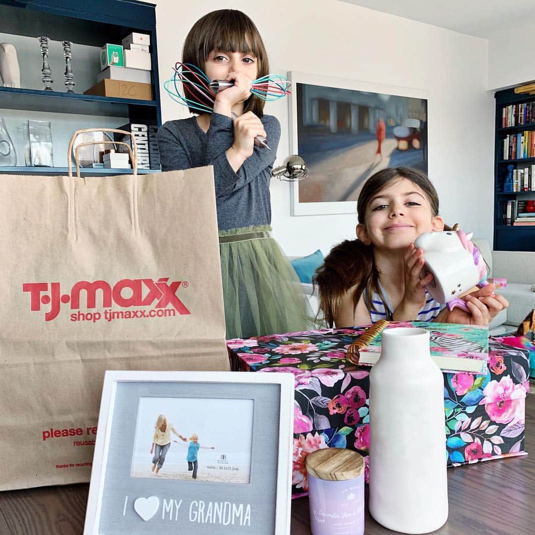 Ilana Wilesさんのインスタグラム写真 - (Ilana WilesInstagram)「Did you know that my mother-in-law is my most dedicated follower? I think she keeps closer tabs on me than my own mom! So, when @tjmaxx asked me to take the #maxx50challenge, I knew I had to buy the perfect Mother's Day gifts for Grandma Toby. Swipe left to see everything I got ($50 goes a long way at T.J.Maxx!) and watch my Instagram story to see how it all went down. Mazzy and Harlow were so excited to see the gifts, except Mazzy wanted the unicorn mug for herself. Typical. I also need to give a shout-out to T.J.Maxx wrapping paper. Did you know that they have the best wrapping paper? I found both sparkly unicorn paper and sparkly pineapple paper for only $3.99 per roll! I am always shocked by all the super unique stuff I can find there for such good prices. Shop in store or online http://bit.ly/2Upcul7. #maxxlife #ad」4月27日 8時13分 - mommyshorts