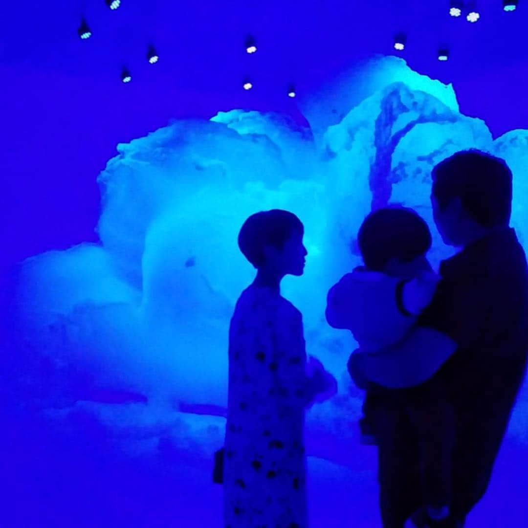 清川あさみさんのインスタグラム写真 - (清川あさみInstagram)「パパの泡と光のインスタレーションのオープニングに家族で参加、大好きな金沢に✨高く湧き上がる泡に積木で勝負しようとするチビくんに驚きました。😂 #真似してはいけません #gwに是非 #family  #私も5月18日から上海個展✈️ #彫刻 #期間限定公開 #金沢  #金沢21世紀美術館 #koheinawa」4月27日 8時14分 - asami_kiyokawa