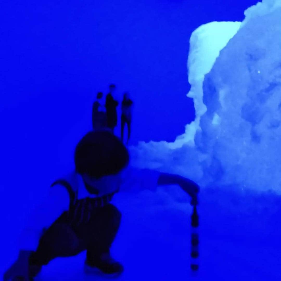 清川あさみさんのインスタグラム写真 - (清川あさみInstagram)「パパの泡と光のインスタレーションのオープニングに家族で参加、大好きな金沢に✨高く湧き上がる泡に積木で勝負しようとするチビくんに驚きました。😂 #真似してはいけません #gwに是非 #family  #私も5月18日から上海個展✈️ #彫刻 #期間限定公開 #金沢  #金沢21世紀美術館 #koheinawa」4月27日 8時14分 - asami_kiyokawa