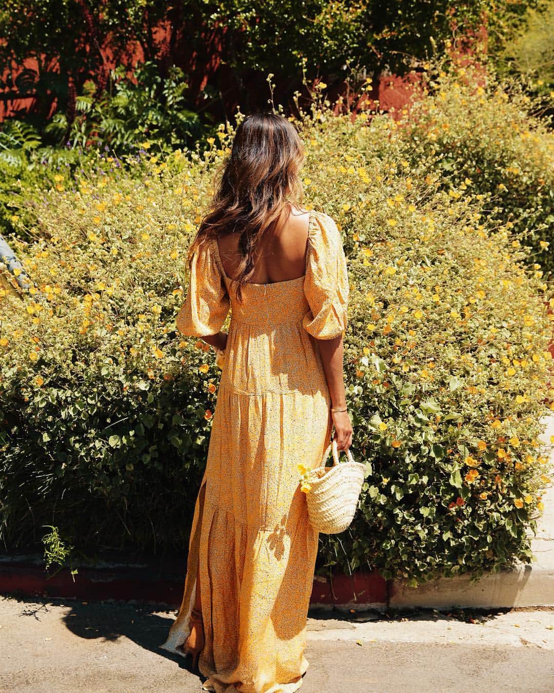 ジュリー・サリニャーナさんのインスタグラム写真 - (ジュリー・サリニャーナInstagram)「More sunshine, more flowers, more sunsets, more happiness, more yellow. 💛 • wearing @bashparis dress #shesaidoui #bashparis」4月27日 8時06分 - sincerelyjules